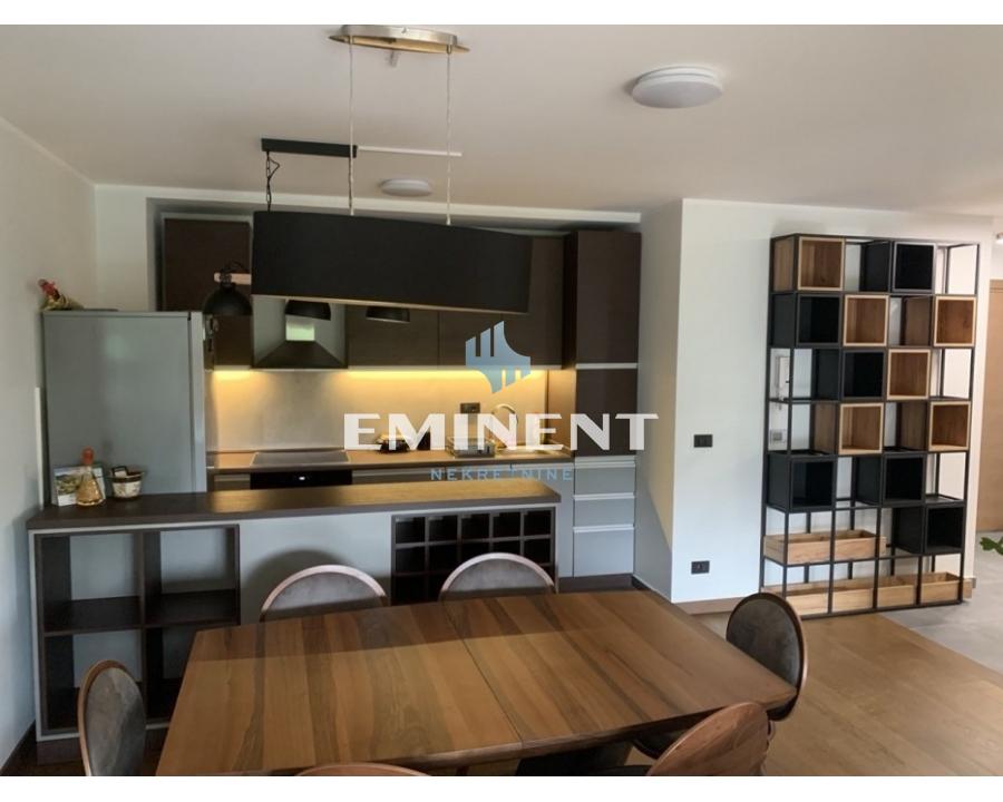 Trosoban stan za izdavanje, Banovo Brdo, Beograd, 90m², 1.300 €/mes