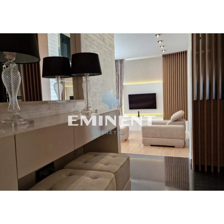 Kuća Prodaja Beograd  345 m2