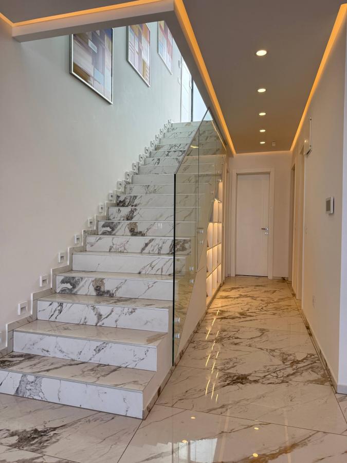 Kuća za izdavanje, Sremska Kamenica, Novi Sad, 244m², 2.000 €/mes