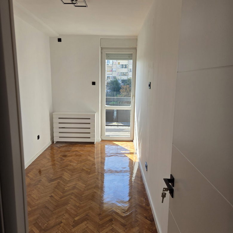 Na prodaju odlican trosoban stan od 64 m² na Bulevaru oslobođenja —na jednoj od najtraženijih lokacija u gradu