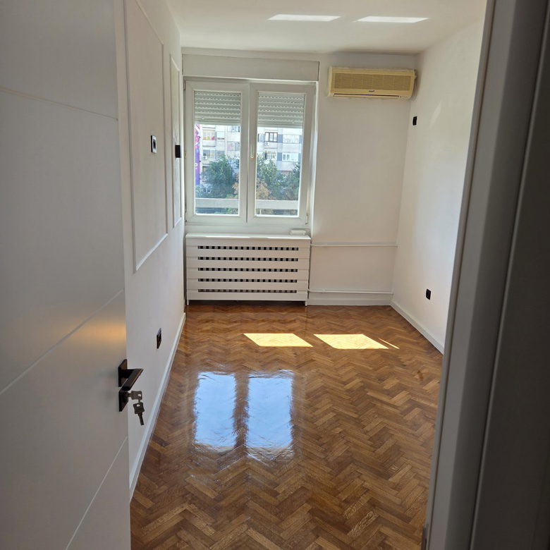 Na prodaju odlican trosoban stan od 64 m² na Bulevaru oslobođenja —na jednoj od najtraženijih lokacija u gradu