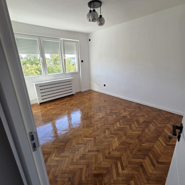 Na prodaju odlican trosoban stan od 64 m² na Bulevaru oslobođenja —na jednoj od najtraženijih lokacija u gradu