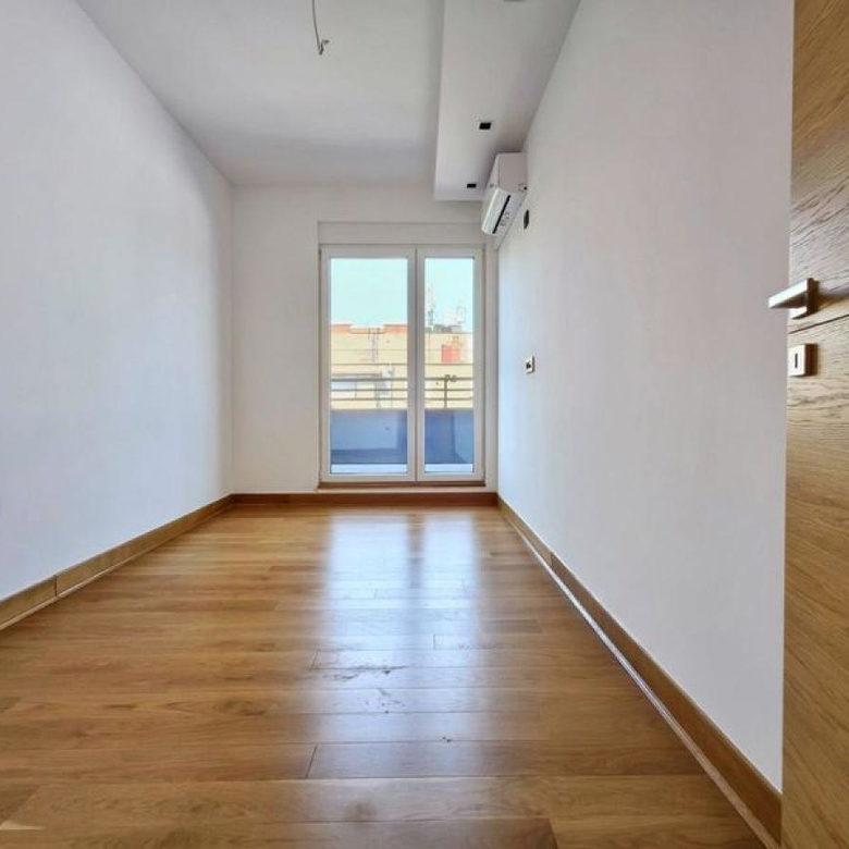 Stan Prodaja Novi Sad  240 m2