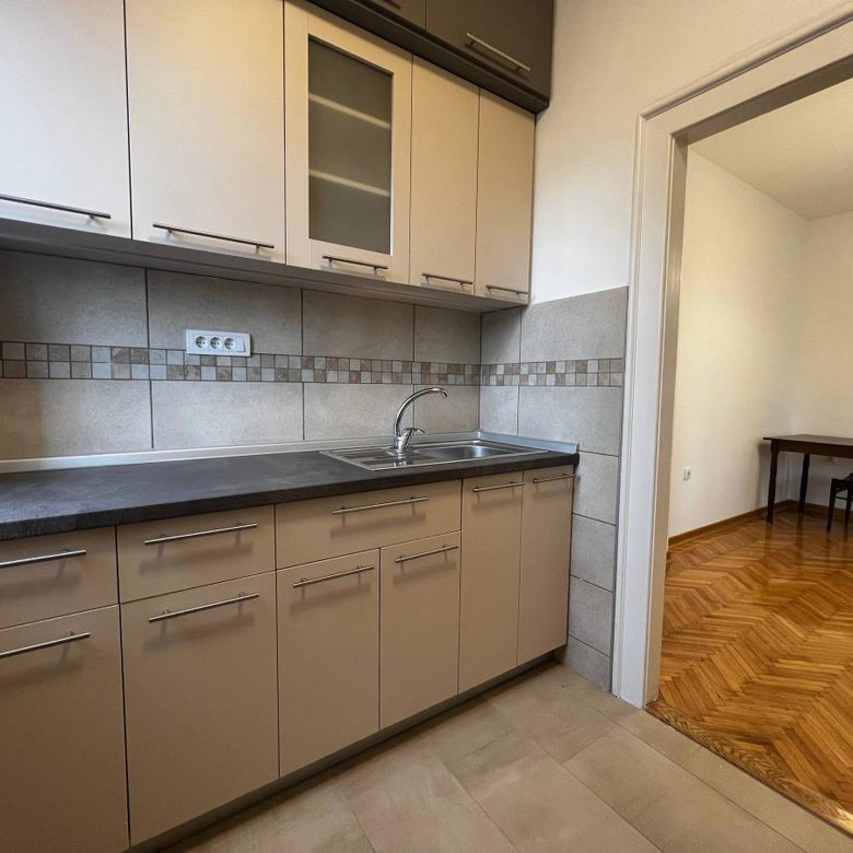 Lokal Izdavanje Novi Sad  80 m2