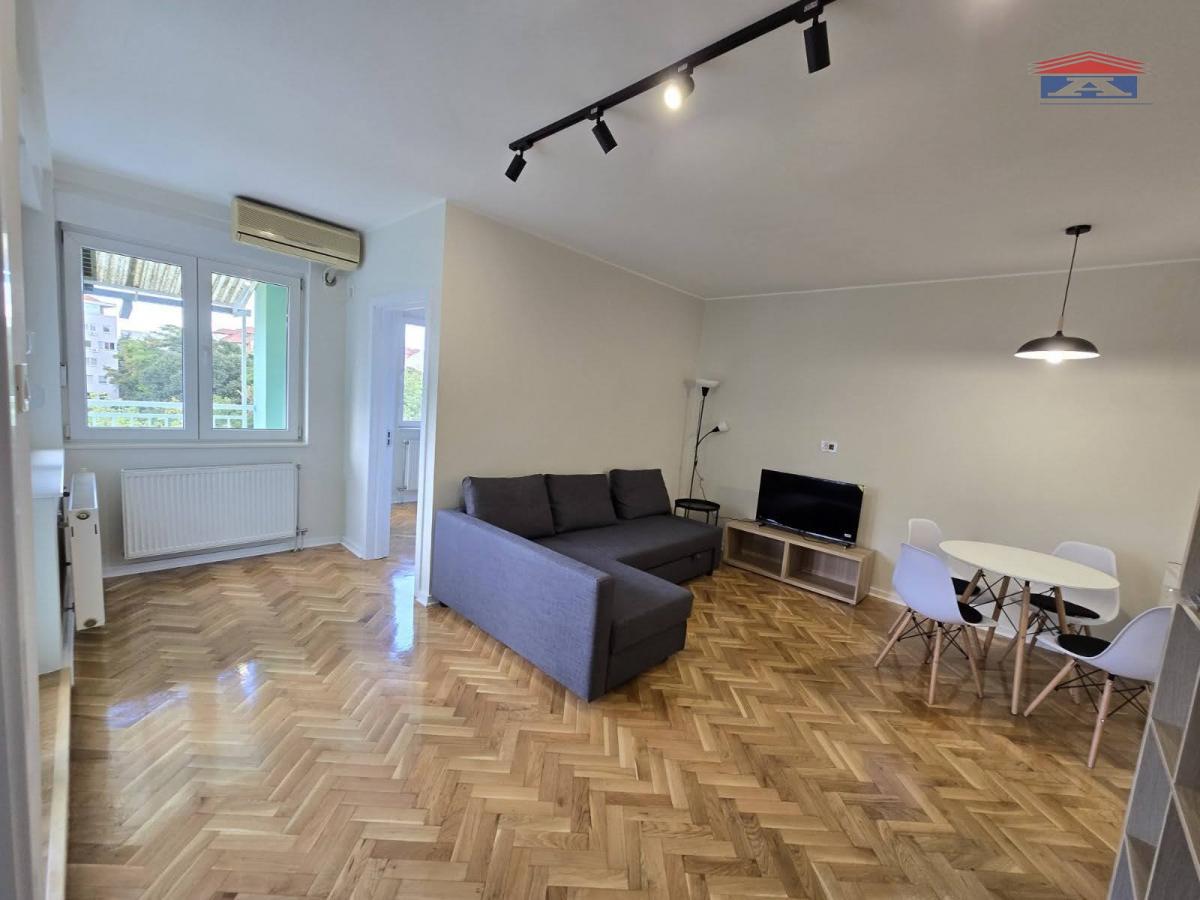 Stan Izdavanje Novi Sad  53 m2